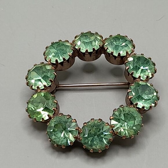 Vintage Peridot Green Circle Brooch Prong Set Rhinestones, Uranium Glass, 1 1/2" - Picture 10 of 10
